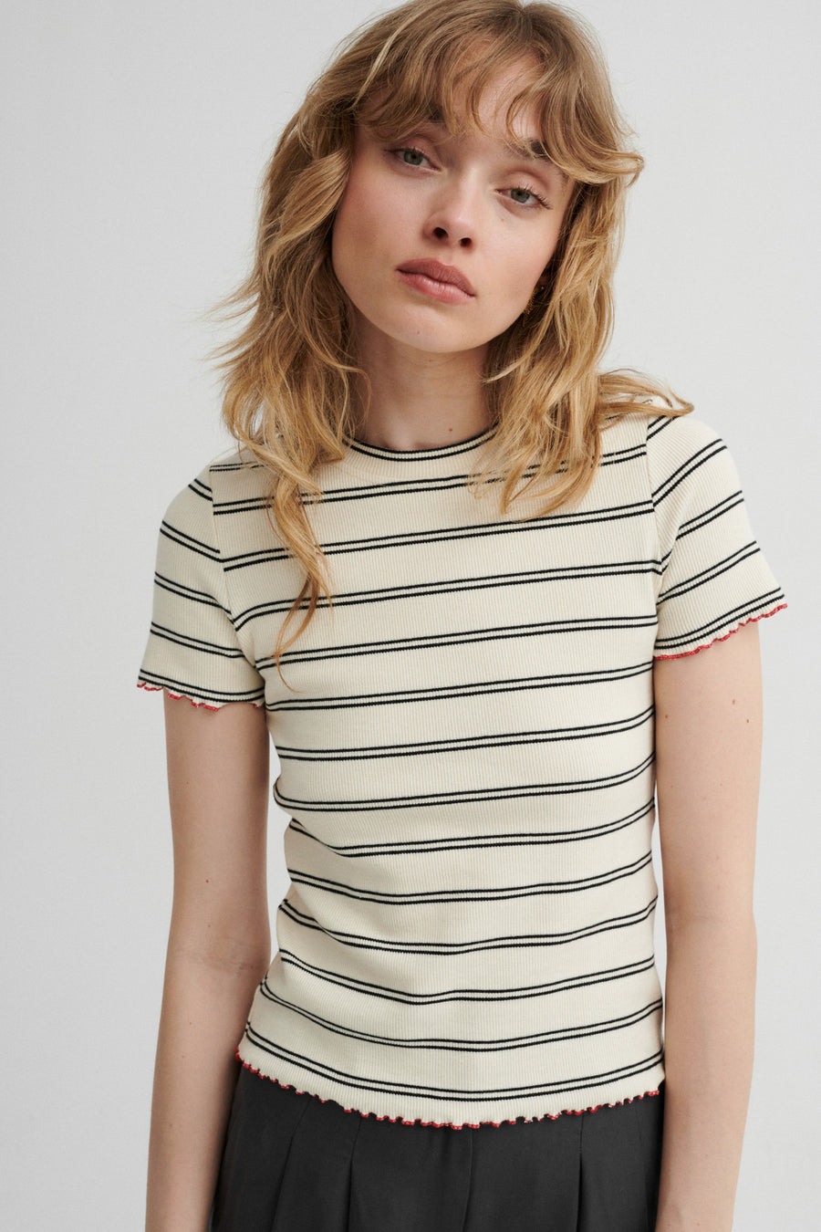 T-shirt z prążkowanej bawełny / 13 / 25 / marina stripes *spodnie-z-tencelu-05-02-cloud-grey* ?Modelka ma 179cm wzrostu i nosi rozmiar XS?