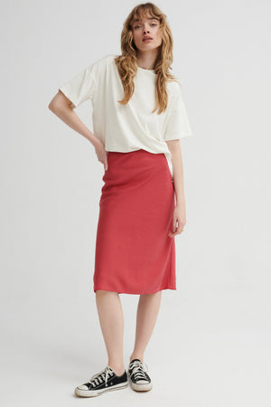 Spódnica z Tencelu™ / 07 / 05 / blush red *t-shirt-z-bawelny-organicznej-13-27-cream-white* ?Modelka ma 179cm wzrostu i prezentuje rozmiar XS?