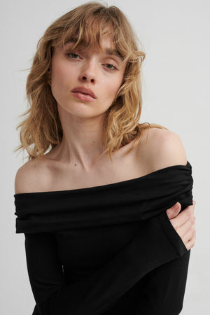 Sukienka z bawełny organicznej / 02 / 35 / onyx black ?Modelka ma 179 cm wzrostu i prezentuje rozmiar XS?