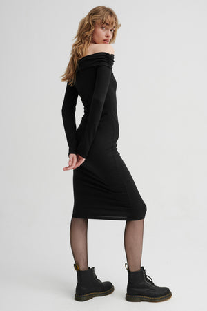 Sukienka z bawełny organicznej / 02 / 35 / onyx black ?Modelka ma 179 cm wzrostu i prezentuje rozmiar XS?