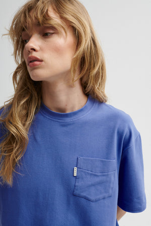 T-shirt z bawełny / 13 / 28 / iris blue  ?Modelka ma 179 cm wzrostu i prezentuje rozmiar S?
