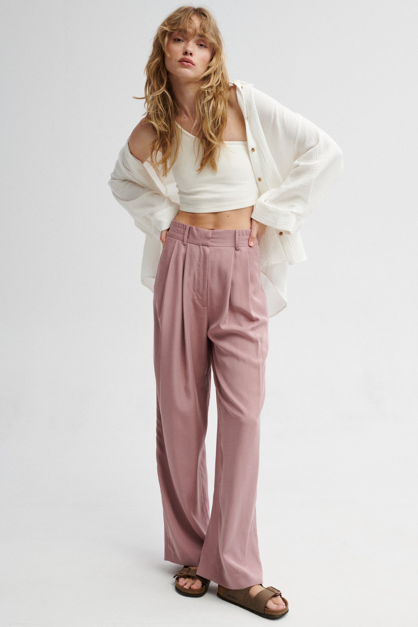Spodnie z Tencelu™ / 05 / 02 / pale rose *koszula-z-muslinu-12-02-cream-white*?Modelka ma 179 cm wzrostu i prezentuje rozmiar XS?