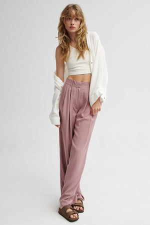Spodnie z Tencelu™ / 05 / 02 / pale rose *koszula-z-muslinu-12-02-cream-white*?Modelka ma 179 cm wzrostu i prezentuje rozmiar XS?