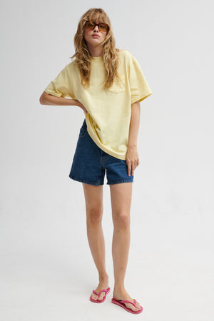 T-shirt z bawełny / 13 / 28 / butter yellow  ?Modelka ma 179 cm wzrostu i prezentuje rozmiar S?