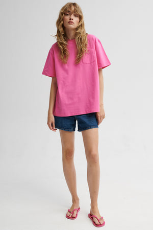 T-shirt z bawełny / 13 / 28 / bubble gum pink ?Modelka ma 179 cm wzrostu i prezentuje rozmiar S?