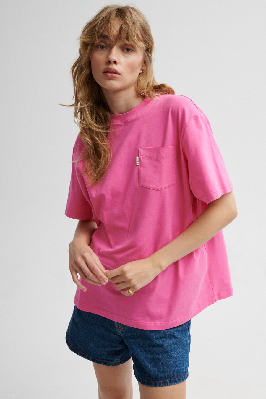 T-shirt z bawełny / 13 / 28 / bubble gum pink ?Modelka ma 179 cm wzrostu i prezentuje rozmiar S?