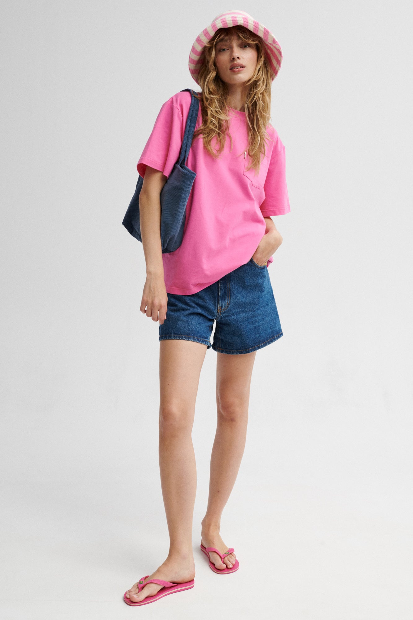 T-shirt z bawełny / 13 / 28 / bubble gum pink *torba-z-bawelnianego-sztruksu-21-14-denim-blue* ?Modelka ma 179 cm wzrostu i prezentuje rozmiar S? 