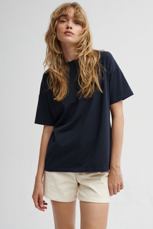 T-shirt z bawełny organicznej / 13 / 27 / night blue *szorty-z-bawelnianego-sztruksu-09-14-cream-white*?Modelka ma 179 cm wzrostu i prezentuje rozmiar XS?