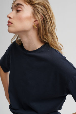 T-shirt z bawełny organicznej / 13 / 27 / night blue ?Modelka ma 179 cm wzrostu i prezentuje rozmiar XS?