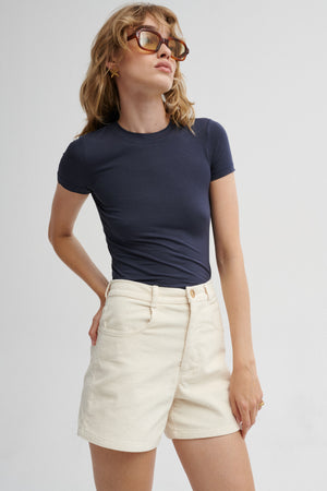 T-shirt z Ecovero™ / 13 / 04 / blue graphite *szorty-z-bawelnianego-sztruksu-09-14-cream-white* ?Modelka ma 179 cm wzrostu i prezentuje rozmiar XS?