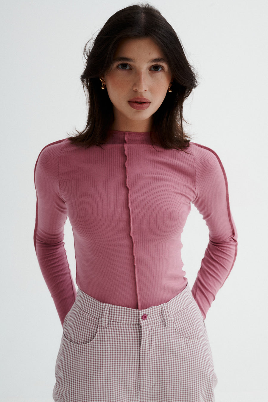 Longsleeve z bawełny organicznej / 14 / 02 / aurora pink *spodnie-z-bawelny-05-19-pale-rose* ?Modelka ma 175 cm wzrostu i prezentuje rozmiar XS?