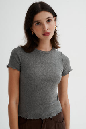 T-shirt z bawełny pointelle / 13 / 25 / mist grey ?Modelka ma 175 cm wzrostu i prezentuje rozmiar XS?