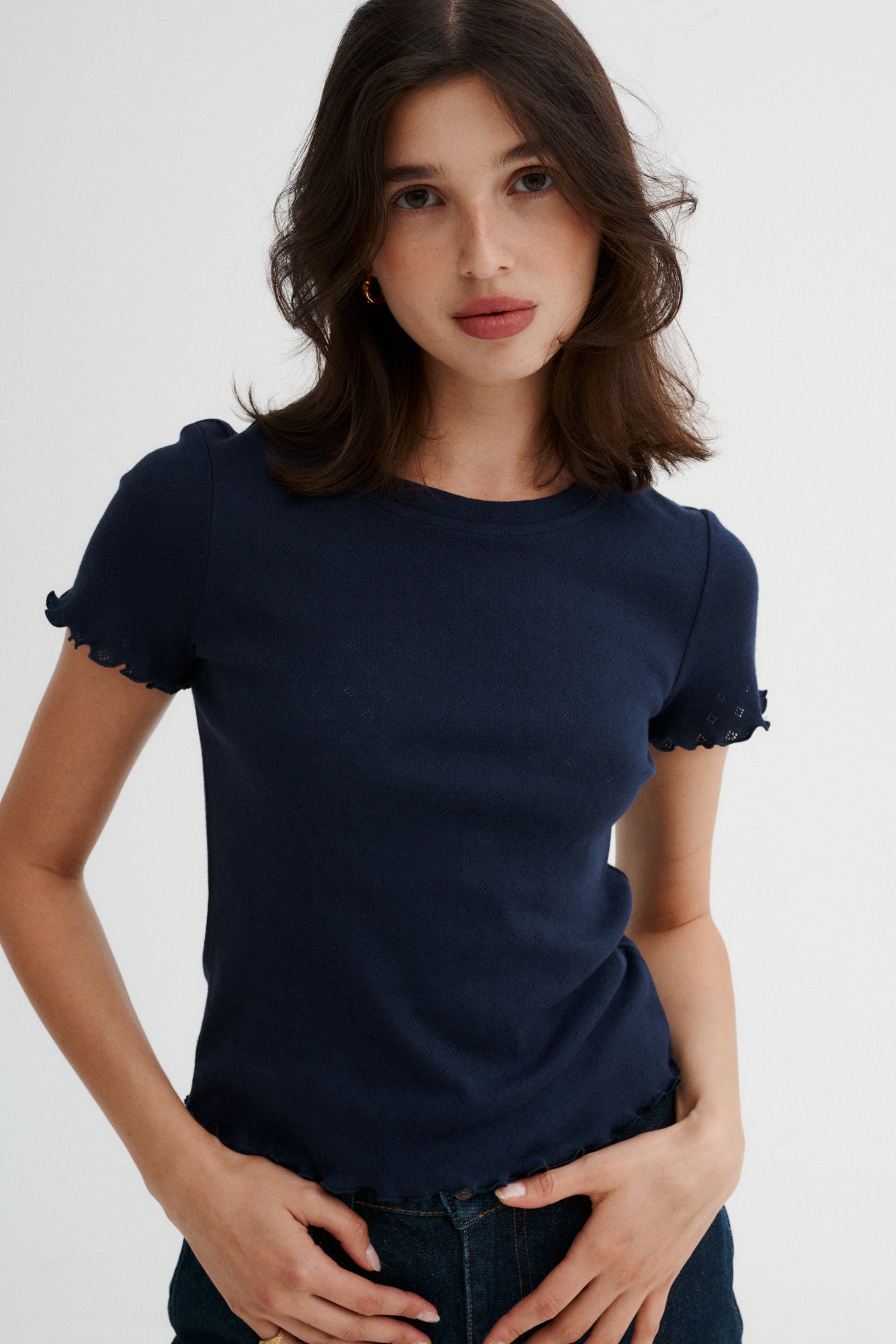 T-shirt z bawełny pointelle / 13 / 25 / night blue ?Modelka ma 175 cm wzrostu i prezentuje rozmiar XS?