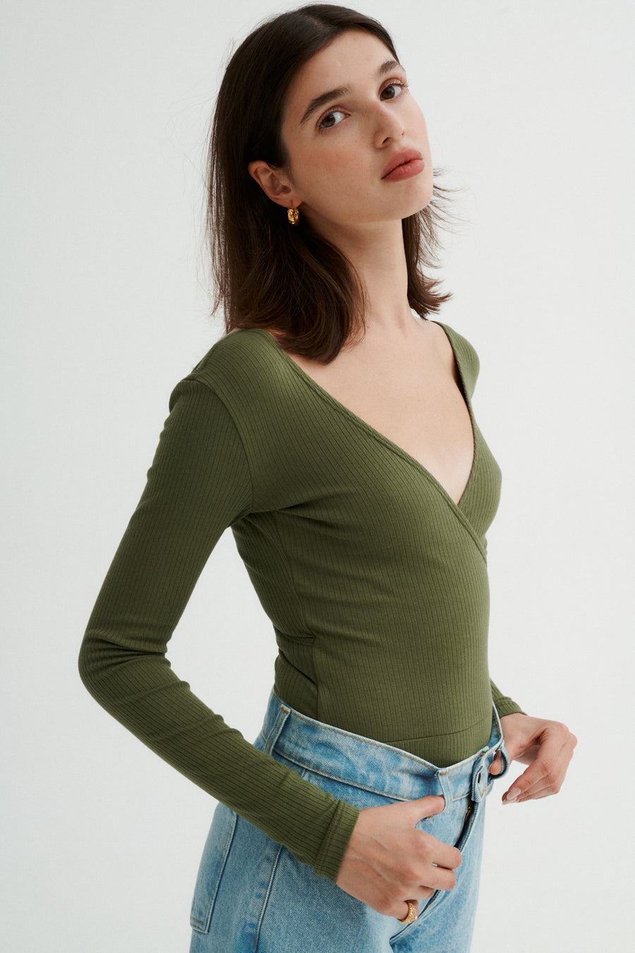 Body z bawełny organicznej / 01 / 06 / olive green ?Modelka ma 175 cm wzrostu i prezentuje rozmiar XS?