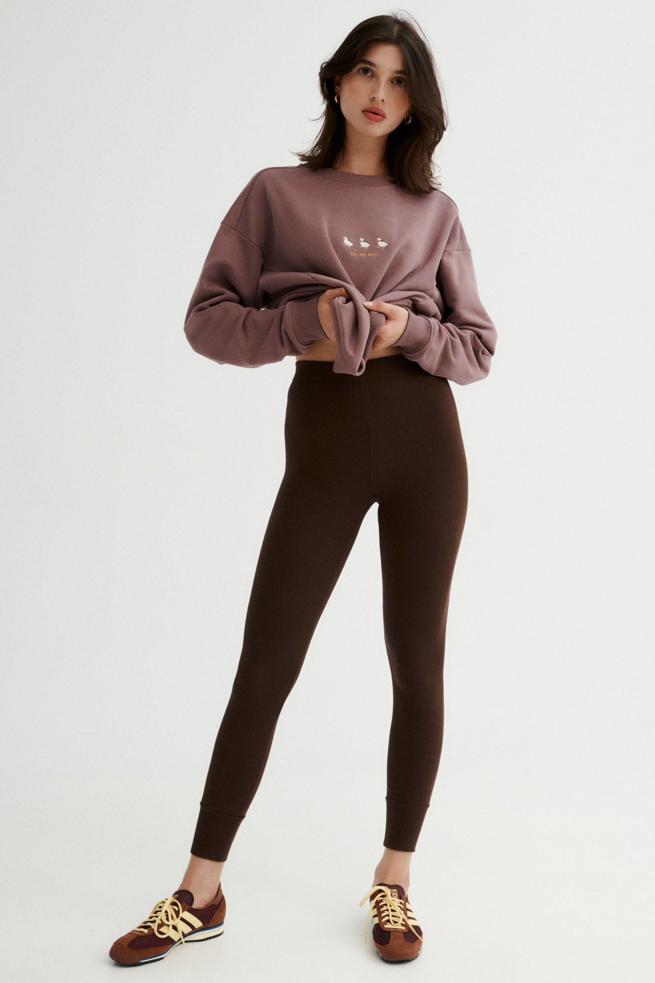 Legginsy z bawełny organicznej / 04 / 01 / dark chocolate *bluza-z-bawelny-organicznej-17-19-dusty-mauve* ?Modelka ma 175 cm wzrostu i prezentuje rozmiar XS?