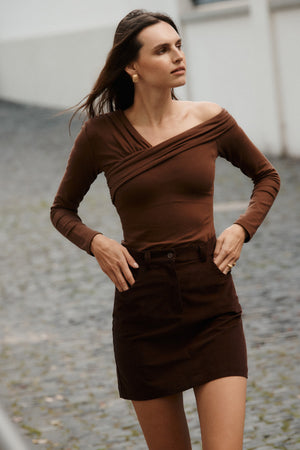 Body z bawełny organicznej / 01 / 26 / pecan brown ?Modelka ma 180 cm wzrostu i prezentuje rozmiar XS?