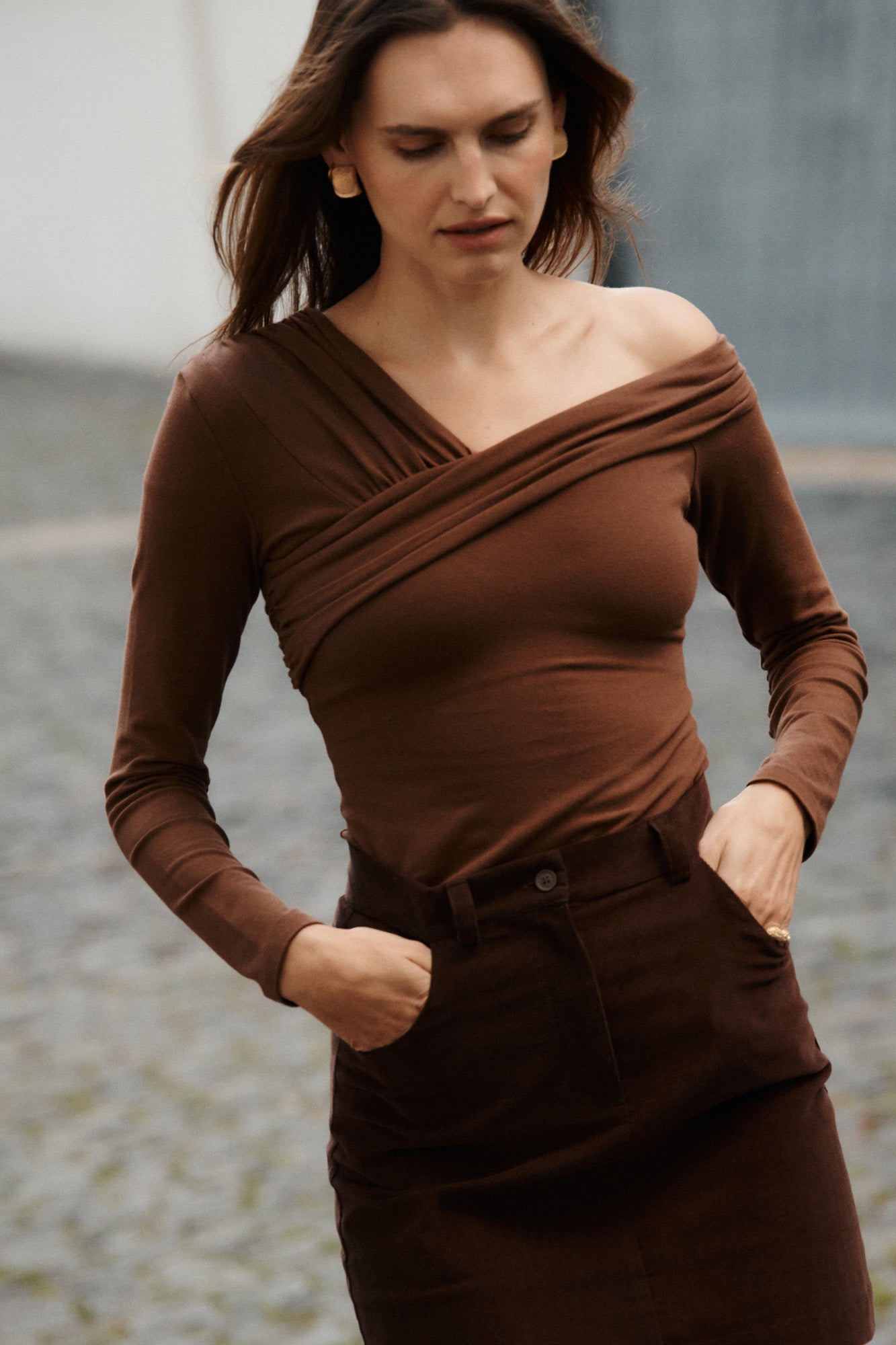 Body z bawełny organicznej / 01 / 26 / pecan brown ?Modelka ma 180 cm wzrostu i prezentuje rozmiar XS?