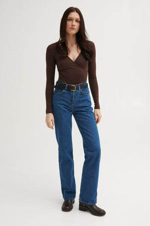 Spodnie jeansowe z bawełny z recyklingu / 05 / 18 / medium indigo *body-z-bawelny-organicznej-01-32-dark-chocolate* ?Modelka ma 176 cm wzrostu i prezentuje rozmiar XS?