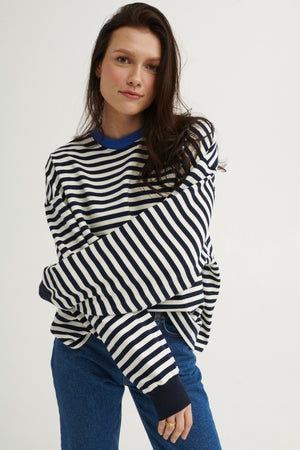 Cienka bluza z bawełny / 17 / 22 / breton stripes / cobalt ?Modelka ma 176 cm wzrostu i prezentuje rozmiar M/L?