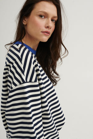 Cienka bluza z bawełny / 17 / 22 / breton stripes / cobalt ?Modelka ma 176 cm wzrostu i prezentuje rozmiar M/L?