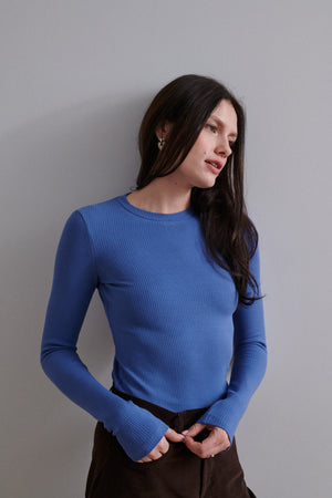 Longsleeve z bawełny organicznej / 14 / 23 / cornflower blue ?Modelka ma 176 cm wzrostu i prezentuje rozmiar XS?