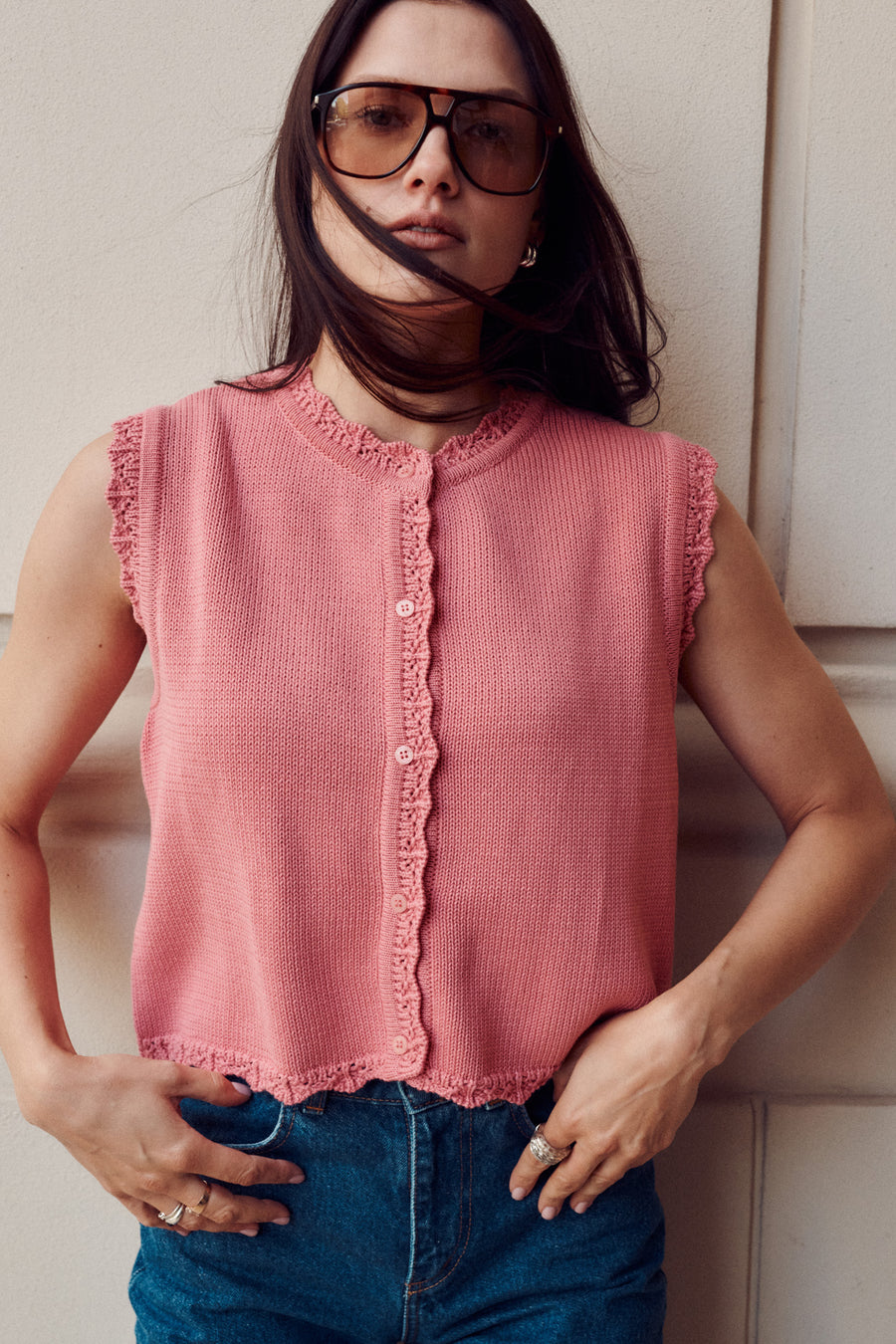 Kamizelka z bawełny organicznej / 22 / 01 / raspberry pink *spodnie-jeansowe-z-bawelny-z-recyklingu-05-18-medium-indigo* ?Modelka ma 176 cm wzrostu i prezentuje rozmiar XS/S?