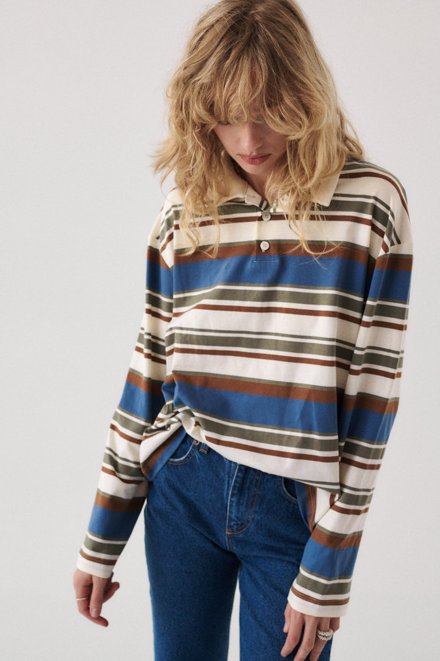 Longsleeve polo z bawełny / 14 / 26 / retro stripes *podnie-jeansowe-z-bawelny-z-recyklingu-05-18-medium-indigo*?Modelka ma 179 cm wzrostu i prezentuje rozmiar S?