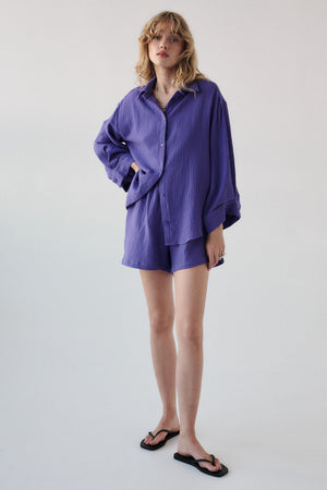 Koszula z muślinu / 12 / 02 / lavender fields *szorty-z-muslinu-09-08-lavender-fields* ?Modelka ma 179 cm wzrostu i prezentuje rozmiar ONESIE? 