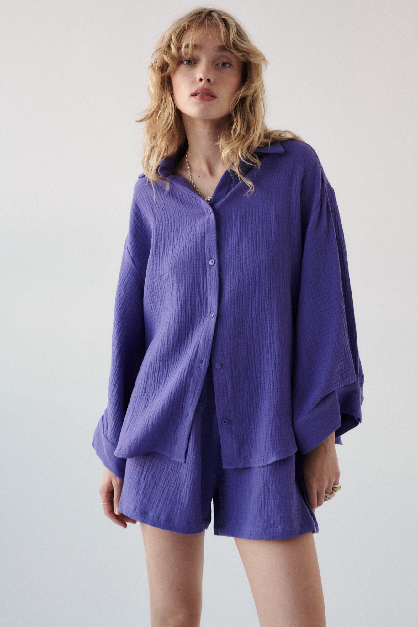 Koszula z muślinu / 12 / 02 / lavender fields *szorty-z-muslinu-09-08-lavender-fields* ?Modelka ma 179 cm wzrostu i prezentuje rozmiar ONESIE? 