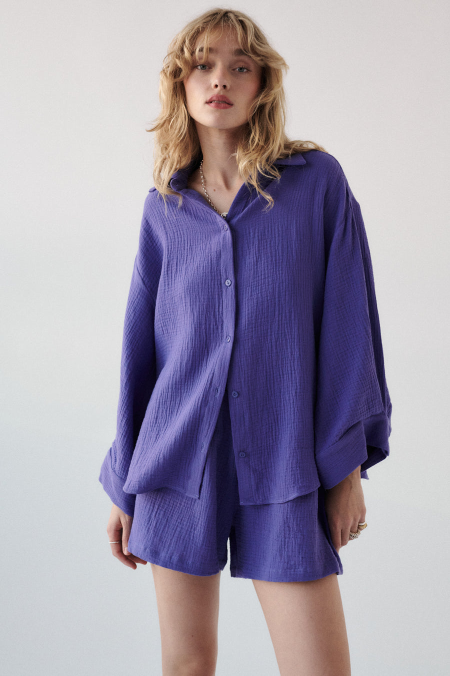 Koszula z muślinu / 12 / 02 / lavender fields *szorty-z-muslinu-09-08-lavender-fields* ?Modelka ma 179 cm wzrostu i prezentuje rozmiar ONESIE? 