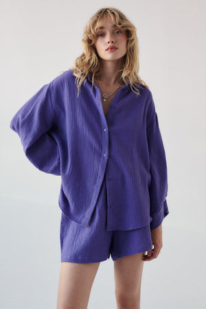 Koszula z muślinu / 12 / 02 / lavender fields *szorty-z-muslinu-09-08-lavender-fields* ?Modelka ma 179 cm wzrostu i prezentuje rozmiar ONESIE? 