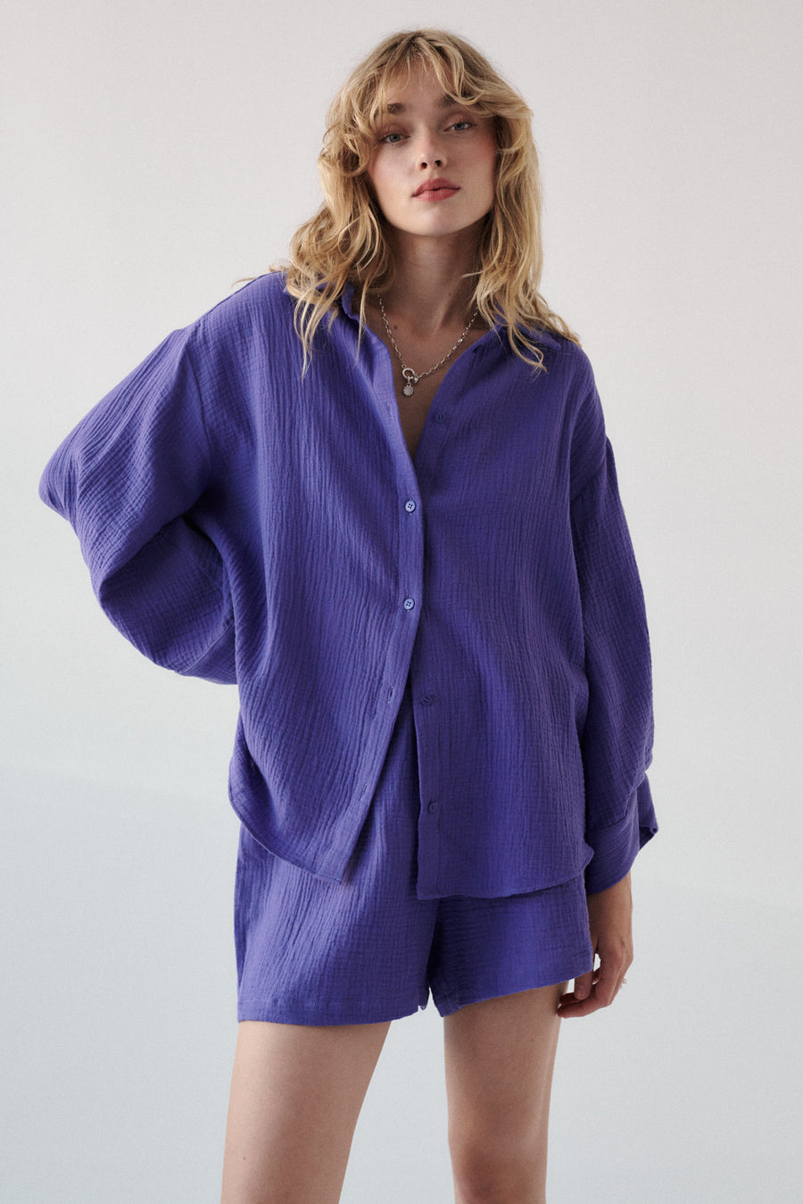 Koszula z muślinu / 12 / 02 / lavender fields *szorty-z-muslinu-09-08-lavender-fields* ?Modelka ma 179 cm wzrostu i prezentuje rozmiar ONESIE? 