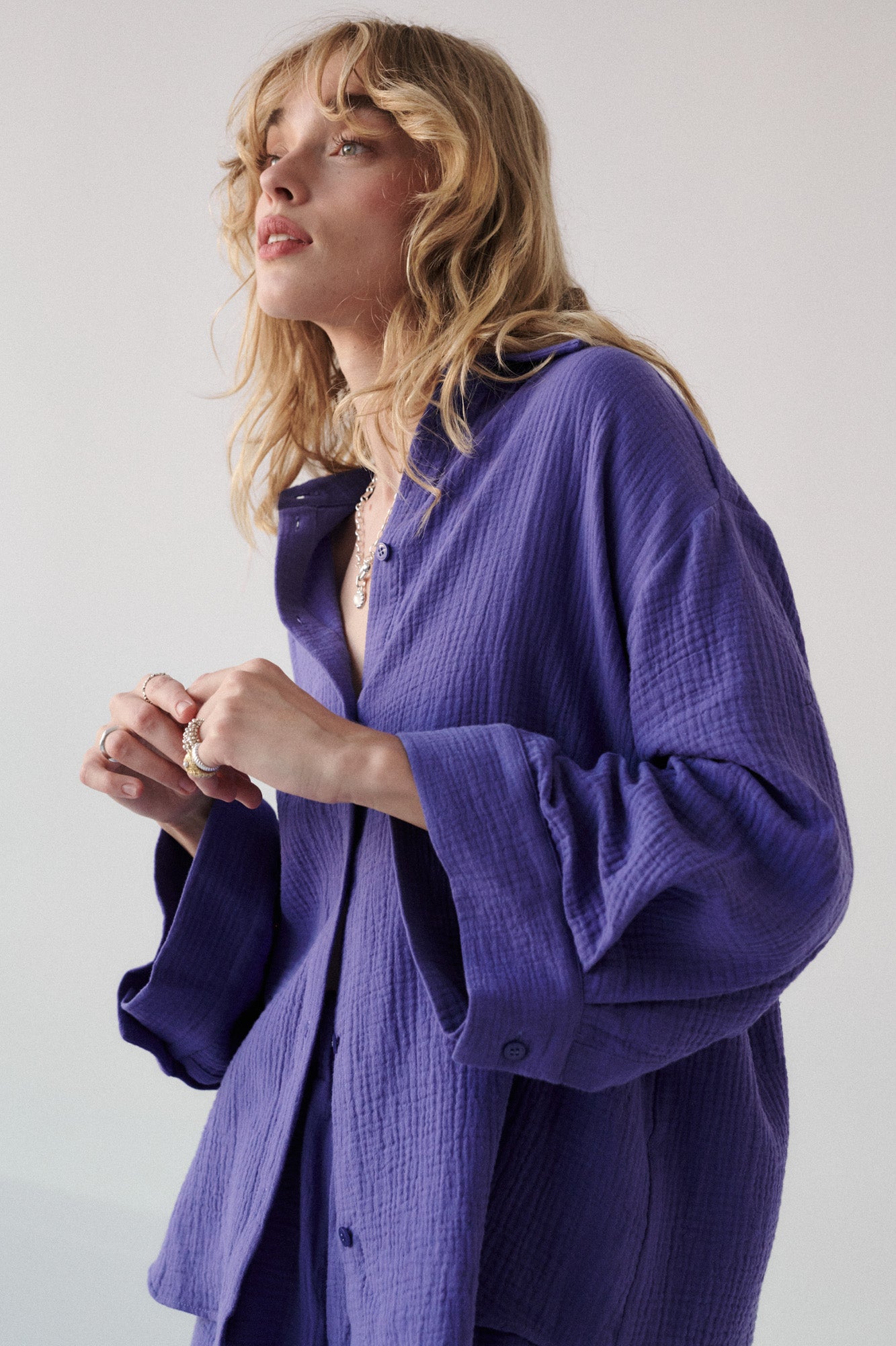 Koszula z muślinu / 12 / 02 / lavender fields *szorty-z-muslinu-09-08-lavender-fields* ?Modelka ma 179 cm wzrostu i prezentuje rozmiar ONESIE? 