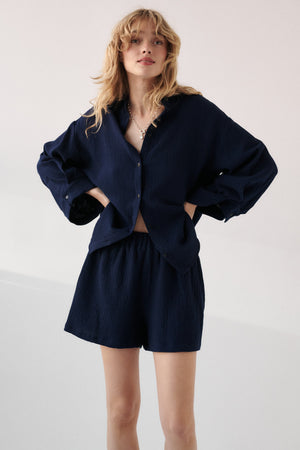 Szorty z muślinu / 09 / 08 / night blue *koszula-z-muslinu-12-02-night-blue* ?Modelka ma 179 cm wzrostu i prezentuje rozmiar XS/S? 