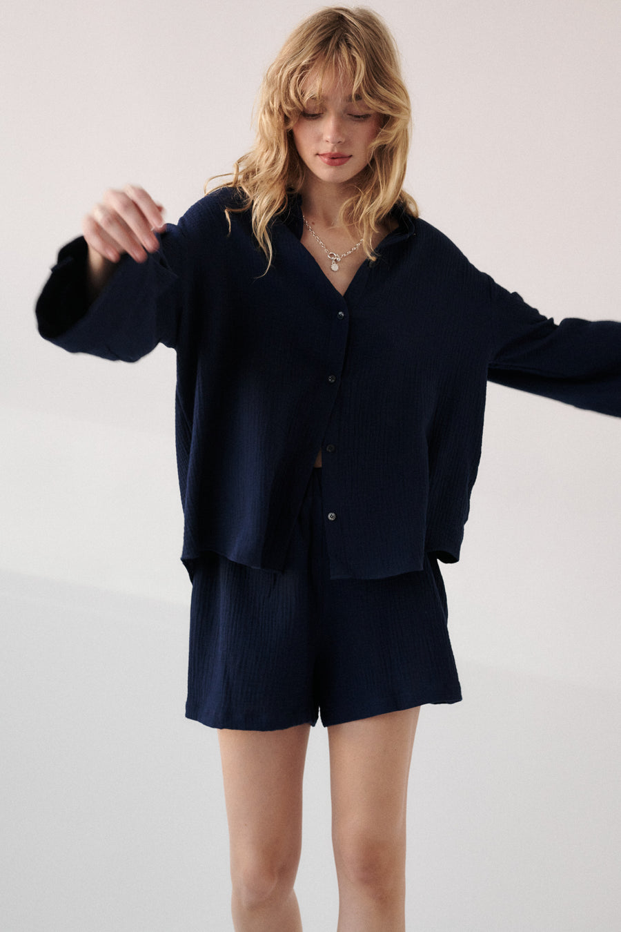 Koszula z muślinu / 12 / 02 / night blue *szorty-z-muslinu-09-08-night-blue* ?Modelka ma 179 cm wzrostu i prezentuje rozmiar ONESIE?