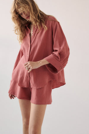 Koszula z muślinu / 12 / 02 / raspberry pink*szorty-z-muslinu-09-08-raspberry-pink* ?Modelka ma 179 cm wzrostu i prezentuje rozmiar ONESIE?