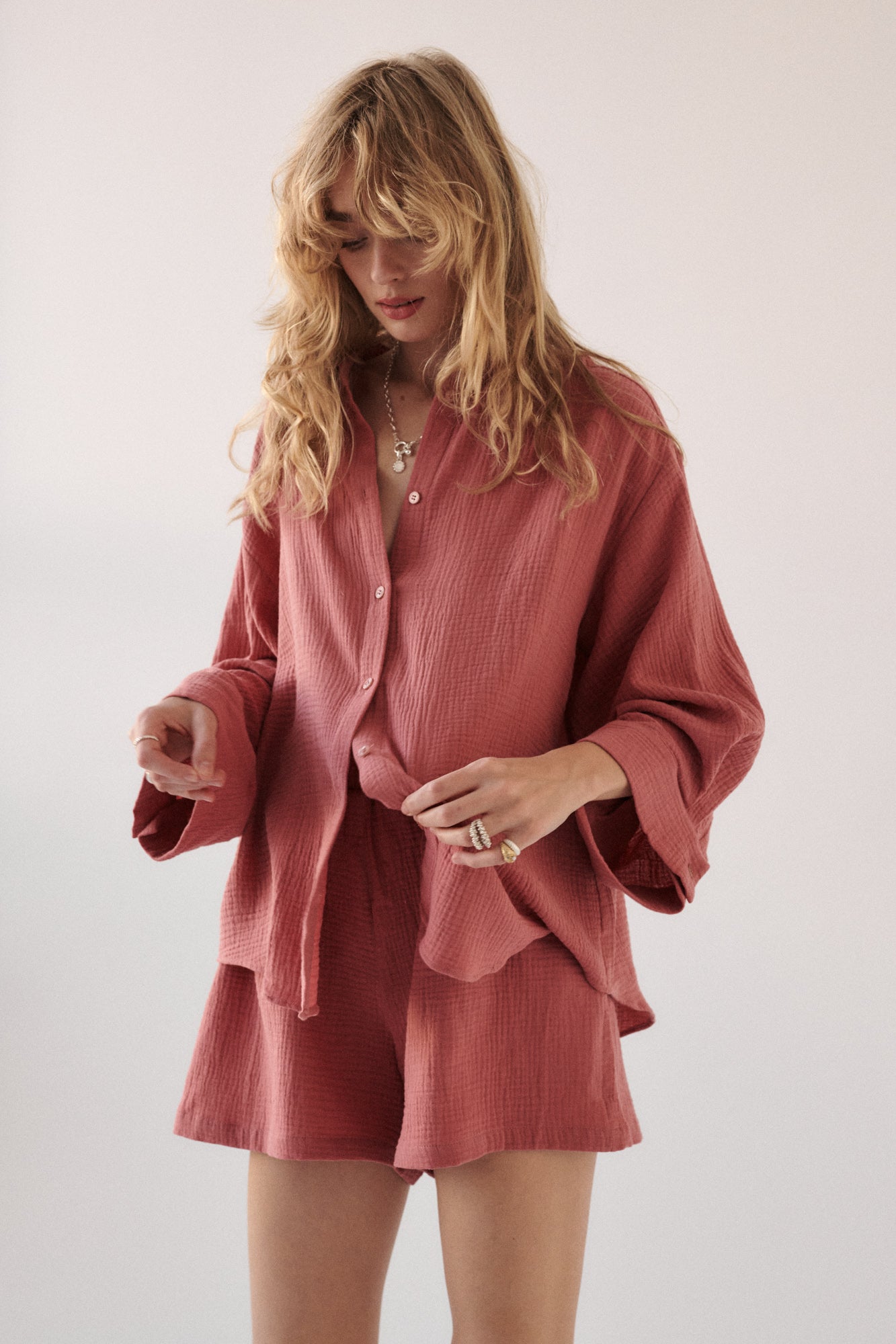 Koszula z muślinu / 12 / 02 / raspberry pink*szorty-z-muslinu-09-08-raspberry-pink* ?Modelka ma 179 cm wzrostu i prezentuje rozmiar ONESIE?
