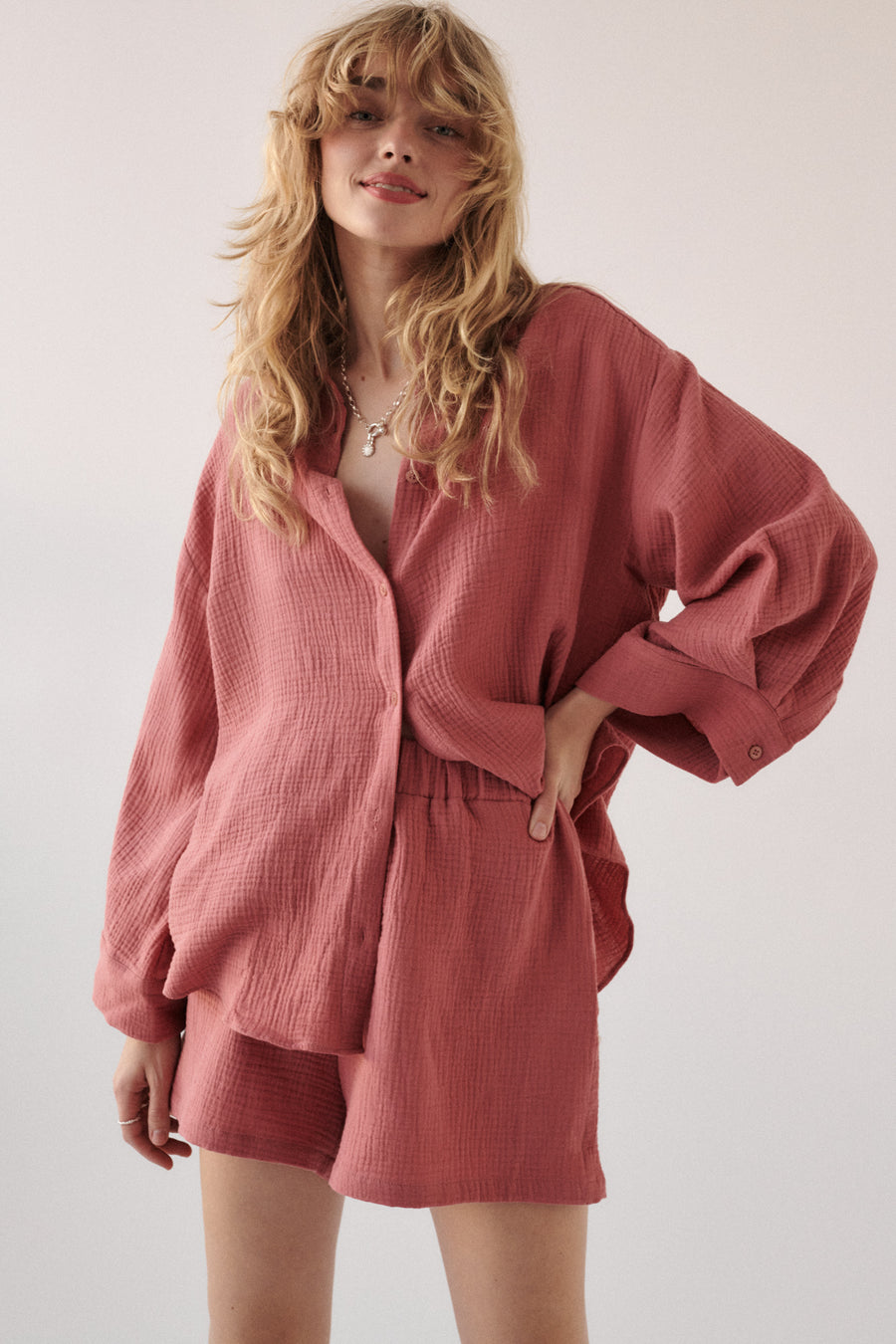 Koszula z muślinu / 12 / 02 / raspberry pink*szorty-z-muslinu-09-08-raspberry-pink* ?Modelka ma 179 cm wzrostu i prezentuje rozmiar ONESIE?