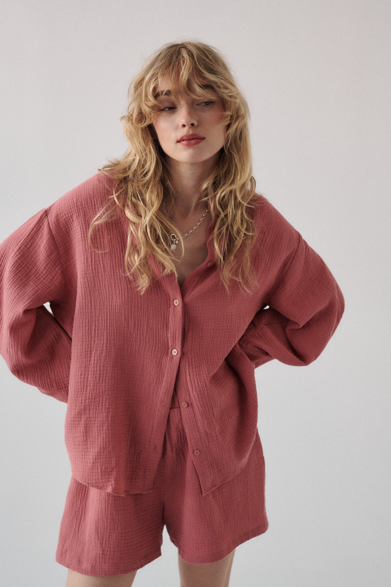 Koszula z muślinu / 12 / 02 / raspberry pink*szorty-z-muslinu-09-08-raspberry-pink* ?Modelka ma 179 cm wzrostu i prezentuje rozmiar ONESIE?