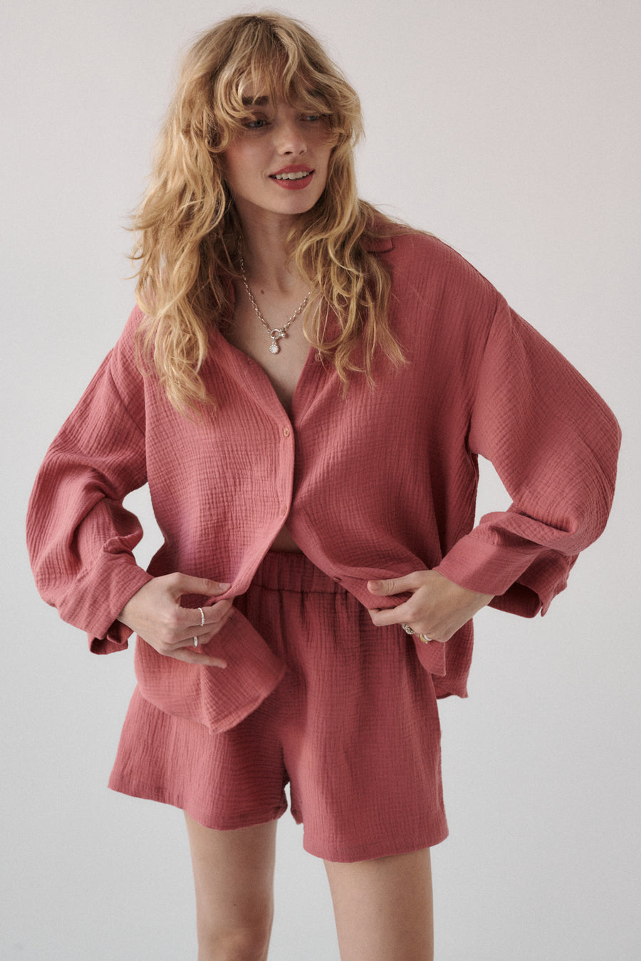 Szorty z muślinu / 09 / 08 /raspberry-pink*koszula-z-muslinu-12-02-raspberry-pink* ?Modelka ma 179 cm wzrostu i prezentuje rozmiar XS/S? 