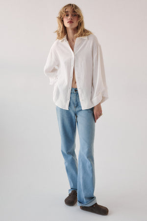 Koszula z muślinu / 12 / 02 / cream white *spodnie-jeansowe-z-bawelny-z-recyklingu-05-18-light-indigo* ?Modelka ma 179 cm wzrostu i prezentuje rozmiar ONESIZE? 