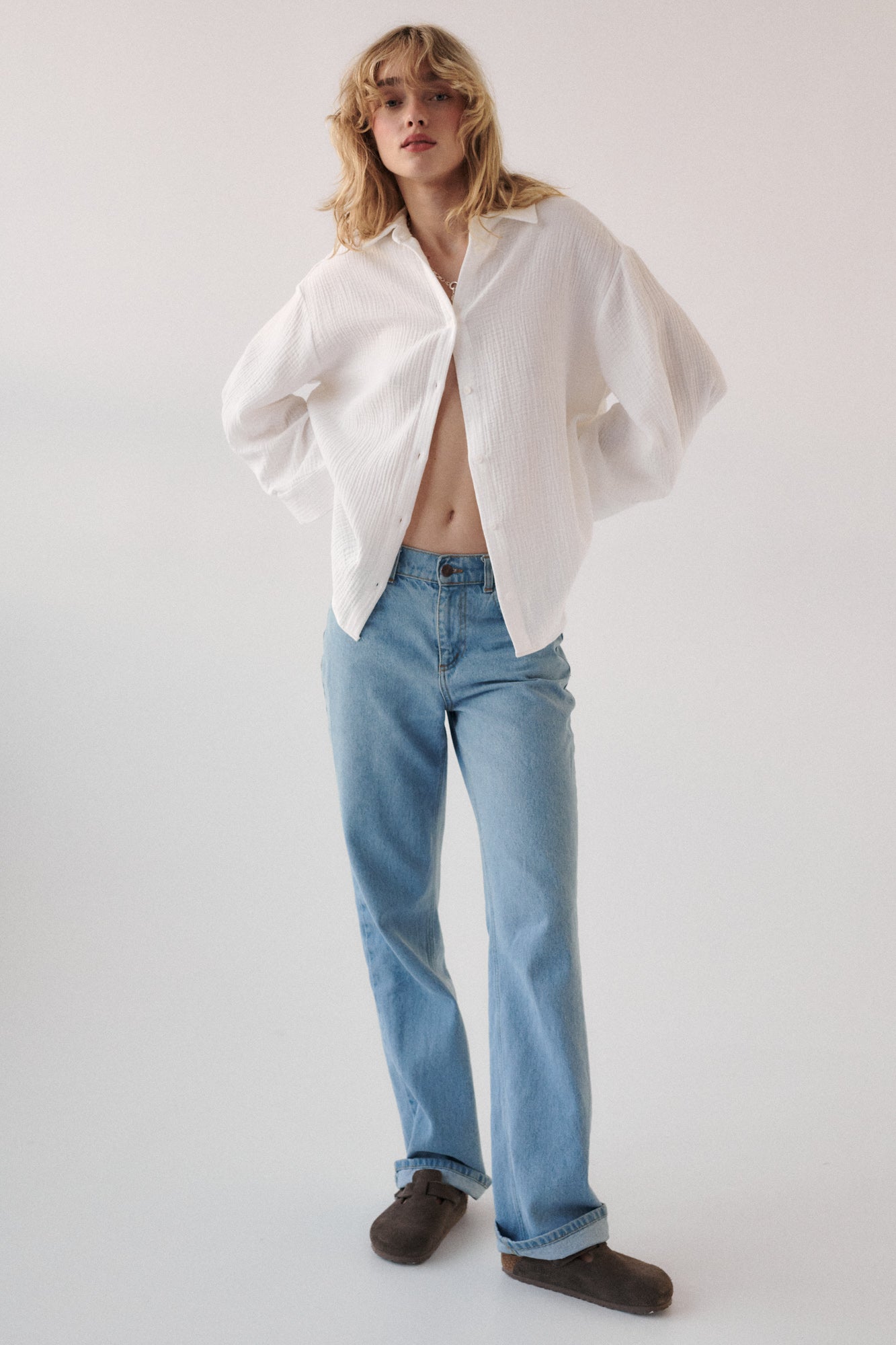 Spodnie jeansowe z bawełny z recyklingu / 05 / 18 / light indigo *koszula-z-muslinu-12-02-cream-white* ?Modelka ma 179 cm wzrostu i prezentuje rozmiar S?