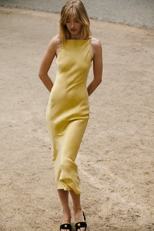 Sukienka z Lyocellu i wiskozy / 03 / 31 / sunflower yellow ?Modelka ma 179 cm wzrostu i prezentuje rozmiar XS?