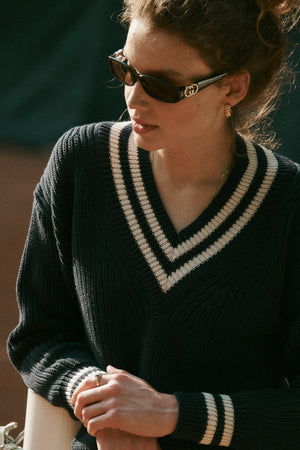 Sweter z bawełny organicznej / 16 / 11 / night blue ?Modelka ma 180 cm wzrostu i prezentuje rozmiar XS/S?