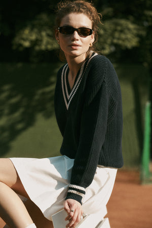 Sweter z bawełny organicznej / 16 / 11 / night blue ?Modelka ma 180 cm wzrostu i prezentuje rozmiar XS/S?