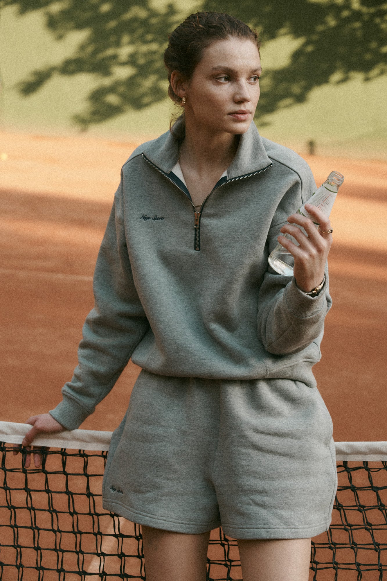 Bluza z bawełny organicznej / 17 / 24 / foggy stone *szorty-z-bawelny-organicznej-09-15-foggy-stone* ?Modelka ma 180 cm wzrostu i prezentuje rozmiar XS/S?