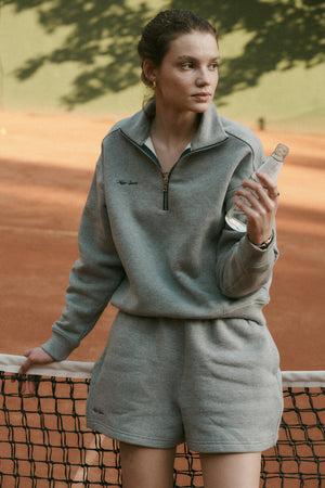 Bluza z bawełny organicznej / 17 / 24 / foggy stone *szorty-z-bawelny-organicznej-09-15-foggy-stone* ?Modelka ma 180 cm wzrostu i prezentuje rozmiar XS/S?