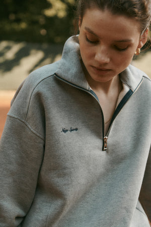 Bluza z bawełny organicznej / 17 / 24 / foggy stone  ?Modelka ma 180 cm wzrostu i prezentuje rozmiar XS/S?