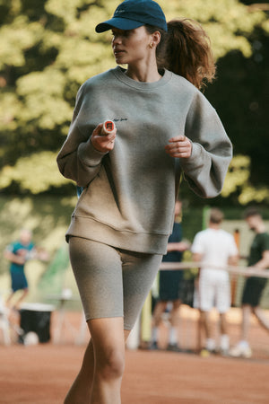 Bluza z bawełny organicznej / 17 / 16 / foggy stone *czapka-z-bawelny-21-20-night-blue,bikery-z-bawelny-08-03-cloud-grey* ?Modelka ma 180 cm wzrostu i prezentuje rozmiar M/L? 