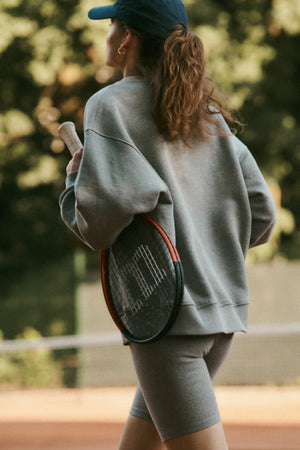 Bluza z bawełny organicznej / 17 / 16 / foggy stone *czapka-z-bawelny-21-20-night-blue,bikery-z-bawelny-08-03-cloud-grey* ?Modelka ma 180 cm wzrostu i prezentuje rozmiar M/L? 
